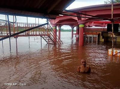 ಬೆಳಗಾವಿ ಜಿಲ್ಲೆಯ ಚಿಕ್ಕೋಡಿ ತಾಲ್ಲೂಕಿಗೆ ಸಮೀಪದಲ್ಲಿರುವ ಮಹಾರಾಷ್ಟ್ರದ ಕೊಲ್ಹಾಪುರ ಜಿಲ್ಲೆಯಲ್ಲಿ ಕೃಷ್ಣಾ ಮತ್ತು ಪಂಚಗಂಗಾ ನದಿಗಳ ಸಂಗಮ ಸ್ಥಾನದಲ್ಲಿರುವ ಸುಕ್ಷೇತ್ರ ನರಸಿಂಹವಾಡಿಯ ದತ್ತ ಮಂದಿರ ಜಲಾವೃತಗೊಂಡಿದೆ.