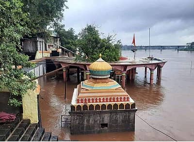 ಬೆಳಗಾವಿ ಜಿಲ್ಲೆಯ ಚಿಕ್ಕೋಡಿ ತಾಲ್ಲೂಕಿಗೆ ಸಮೀಪದಲ್ಲಿರುವ ಮಹಾರಾಷ್ಟ್ರದ ಕೊಲ್ಹಾಪುರ ಜಿಲ್ಲೆಯಲ್ಲಿ ಕೃಷ್ಣಾ ಮತ್ತು ಪಂಚಗಂಗಾ ನದಿಗಳ ಸಂಗಮ ಸ್ಥಾನದಲ್ಲಿರುವ ಸುಕ್ಷೇತ್ರ ನರಸಿಂಹವಾಡಿಯ ದತ್ತ ಮಂದಿರ ಜಲಾವೃತಗೊಂಡಿದೆ.