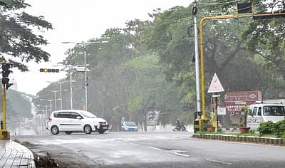 ಮೈಸೂರಿನಲ್ಲಿ ಶುಕ್ರವಾರ ಸುರಿದ ಮಳೆಯಲ್ಲಿ ವಾಹನಗಳು ಸಾಗುತ್ತಿರುವ ದೃಶ್ಯ ಜೆ.ಎಲ್.ಬಿ ರಸ್ತೆಯಲ್ಲಿ ಕಂಡು ಬಂತು.