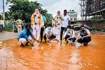 ಹುಬ್ಬಳ್ಳಿಯ ಅಕ್ಷಯ ಪಾರ್ಕ್‌ನಲ್ಲಿ ಹದಗೆಟ್ಟಿರುವ ರಸ್ತೆ ಖಂಡಿಸಿ ವಿದ್ಯಾನಗರ ಬ್ಲಾಕ್ ಕಾಂಗ್ರೆಸ್ ಕಾರ್ಯಕರ್ತರು, ಮಳೆ ನೀರಿನಿಂದ ಜಲಾವೃತಗೊಂಡ ರಸ್ತೆಯಲ್ಲಿ ಶುಕ್ರವಾರ ಪ್ರಧಾನಿ ಮೋದಿ ಮತ್ತು ಜಿಲ್ಲಾ ಉಸ್ತುವಾರಿ ಸಚಿವ ಜಗದೀಶ ಶೆಟ್ಟರ್ ಅವರ ಕಟೌಟ್‌ಗಳನ್ನು ನಿಲ್ಲಿಸಿ ವಿಭಿನ್ನವಾಗಿ ಪ್ರತಿಭಟಿಸಿದರು – ಪ್ರಜಾವಾಣಿ ಚಿತ್ರ