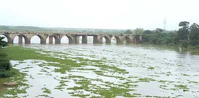 ದಾವಣಗೆರೆ ಜಿಲ್ಲೆಯಾದ್ಯಂತ ಹದ ಮಳೆಯಾಗಿರುವುದರಿಂದ ಹರಿಹರದ ತುಂಗಭದ್ರ ಸೇತುವೆಯ ಬಳಿ ನದಿಗೆ ಹೆಚ್ಚಿನ ನೀರಿನ ಹರಿವು ಬಂದಿದ್ದರಿಂದ ತುಂಗಭದ್ರಾ ನದಿ ತುಂಬಿ ಹರಿಯುತ್ತಿರುವ ಮನೋಹರ ದೃಶ್ಯ –ಪ್ರಜಾವಾಣಿ ಚಿತ್ರ/ ಸತೀಶ ಬಡಿಗೇರ್