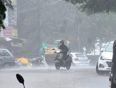 ಧಾರವಾಡದಲ್ಲಿ ಶುಕ್ರವಾರ ಮಳೆ ಸುರಿದ ಸಂದರ್ಭದಲ್ಲಿ ವಾಹನ ಸವಾರರೊಬ್ಬರು ಸಾಗಿದ ದೃಶ್ಯ