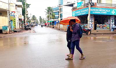 ಬಾಗಲಕೋಟೆಯಲ್ಲಿ ಬುಧವಾರ ಇಡೀ ದಿನ ಪುನರ್ವಸು ಮಳೆ ಜಡಿಯಿತು. ಈ ವೇಳೆ ನಗರದ ವಿವಿಧೆಡೆ ಕಂಡ ಚಿತ್ರಗಳನ್ನು ಛಾಯಾಗ್ರಾಹಕರಾದ ಸಂಗಮೇಶ ಬಡಿಗೇರ ಹಾಗೂ ಸೈಯ್ಯದ್ ಕಟ್ಟಿಕೊಟ್ಟಿದ್ದಾರೆ..