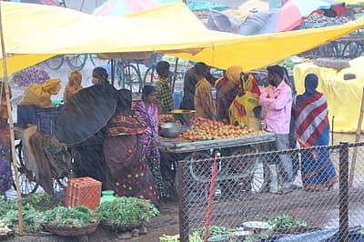 ಬಾಗಲಕೋಟೆಯಲ್ಲಿ ಬುಧವಾರ ಇಡೀ ದಿನ ಪುನರ್ವಸು ಮಳೆ ಜಡಿಯಿತು. ಈ ವೇಳೆ ನಗರದ ವಿವಿಧೆಡೆ ಕಂಡ ಚಿತ್ರಗಳನ್ನು ಛಾಯಾಗ್ರಾಹಕರಾದ ಸಂಗಮೇಶ ಬಡಿಗೇರ ಹಾಗೂ ಸೈಯ್ಯದ್ ಕಟ್ಟಿಕೊಟ್ಟಿದ್ದಾರೆ..