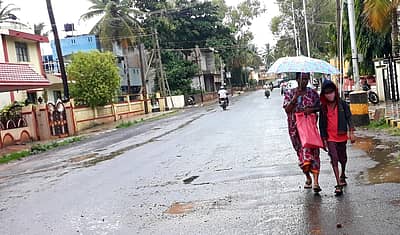 ಬಾಗಲಕೋಟೆಯಲ್ಲಿ ಬುಧವಾರ ಇಡೀ ದಿನ ಪುನರ್ವಸು ಮಳೆ ಜಡಿಯಿತು. ಈ ವೇಳೆ ನಗರದ ವಿವಿಧೆಡೆ ಕಂಡ ಚಿತ್ರಗಳನ್ನು ಛಾಯಾಗ್ರಾಹಕರಾದ ಸಂಗಮೇಶ ಬಡಿಗೇರ ಹಾಗೂ ಸೈಯ್ಯದ್ ಕಟ್ಟಿಕೊಟ್ಟಿದ್ದಾರೆ..
