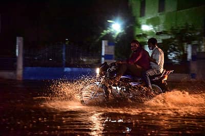 ಶನಿವಾರ ಸಂಜೆಯಿಂದ ಬಿರುಸಿನ ಮಳೆಯಾಗುತ್ತಿದೆ