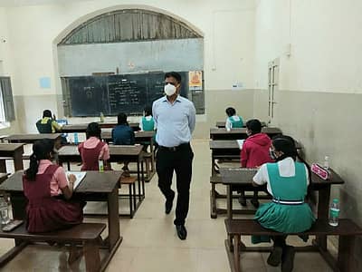 ಬೆಳಗಾವಿಯ ಜಿಎ ಪ್ರೌಢಶಾಲೆಯಲ್ಲಿ ಎಸ್ಸೆಸ್ಸೆಲ್ಸಿ ಪರೀಕ್ಷೆಗೆ ಹಾಜರಾದ ವಿದ್ಯಾರ್ಥಿಗಳಿಗೆ ಜಿಲ್ಲಾಧಿಕಾರಿ ಎಂ.ಜಿ. ಹಿರೇಮಠ ಶುಭ ಹಾರೈಸಿದರು.