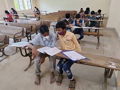 ಚಾಮರಾಜನಗರದ ಪರೀಕ್ಷಾ ಕೇಂದ್ರವೊಂದರಲ್ಲಿ ವಿಶೇಷ ಅಗತ್ಯವುಳ್ಳ ಮಕ್ಕಳು (ಅಂಗವಿಕಲರು) ಇನ್ನೊಬ್ಬರ ನೆರವಿನಿಂದ ಪರೀಕ್ಷೆ ಬರೆಯುತ್ತಿರುವುದು