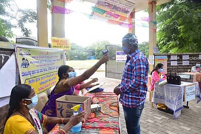 ದಾವಣಗೆರೆ: ಜಿಲ್ಲೆಯ 120 ಕೇಂದ್ರಗಳಲ್ಲಿ ಎಸ್ಸೆಸ್ಸೆಲ್ಸಿ ಪರೀಕ್ಷೆ ಸೋಮವಾರ ಆರಂಭಗೊಂಡಿತು.