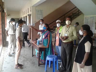 ಧಾರವಾಡ: ಎಸೆಸ್ಸೆಲ್ಸಿ ಪರೀಕ್ಷಾ ಕೇಂದ್ರಕ್ಕೆ ಬಂದ ವಿದ್ಯಾರ್ಥಿಗಳಿಗೆ ಥರ್ಮಲ್ ಸ್ಕ್ಯಾನ್ ಮಾಡಿ ಕೊಠಡಿಗೆ ಕಳುಹಿಸಲಾಯಿತು.