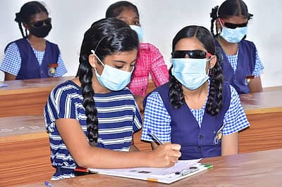 ದೃಷ್ಟಿದೋಷವುಳ್ಳ ವಿದ್ಯಾರ್ಥಿಗಳು ಸಹಾಯಕರ ಜತೆಯಲ್ಲೇ ಕುಳಿತು ಪರೀಕ್ಷೆ ಬರೆಯುವುದು ಅನಿವಾರ್ಯವಾಯಿತು