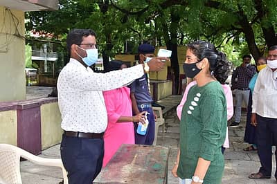 ಕಲಬುರ್ಗಿಯ ನೋಬಲ್‌ ಶಾಲೆಯಲ್ಲಿ ಸೋಮವಾರ ಎಸ್ಸೆಸ್ಸೆಲ್ಸಿ ಪರೀಕ್ಷೆ ಬರೆಯಲು ಬಂದ ವಿದ್ಯಾರ್ಥಿನಿಗೆ ಥರ್ಮಲ್‌ ಸ್ಕ್ರೀನಿಂಗ್‌ ನಡೆಸಲಾಯಿತು