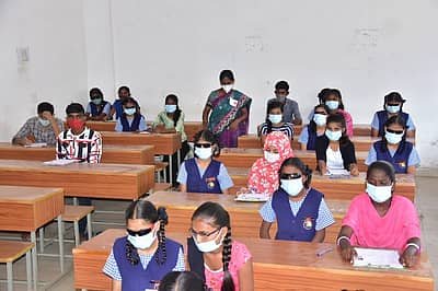 ಕಲಬುರ್ಗಿಯ ಸರ್ಕಾರಿ ಬಾಲಕಿಯರ ಪದವಿಪೂರ್ವ ಕಾಲೇಜಿನ ಪರೀಕ್ಷಾ ಕೇಂದ್ರದಲ್ಲಿ ಸೋಮವಾರ, ದೃಷ್ಟಿದೋಷವುಳ್ಳ ವಿದ್ಯಾರ್ಥಿಗಳು ಬೇರೊಬ್ಬರ ನೆರವಿನೊಂದಿಗೆ ಎಸ್ಸೆಸ್ಸೆಲ್ಸಿ ಪರೀಕ್ಷೆ ಬರೆದರು