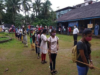 ಕಾರವಾರದ ಸರ್ಕಾರಿ ಪ್ರೌಢಶಾಲೆಯ ಪರೀಕ್ಷಾ ಕೇಂದ್ರಕ್ಕೆ ಭೇಟಿ ನೀಡಿದ ಡಿಡಿಪಿಐ ಹರೀಶ ಗಾಂವ್ಕರ್, ವ್ಯವಸ್ಥೆಯನ್ನು ಪರಿಶೀಲಿಸಿದರು