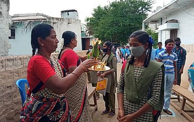 ಕೊಪ್ಪಳ ಜಿಲ್ಲೆಯ ಗಂಗಾವತಿ ತಾಲ್ಲೂಕಿನ ಆನೆಗೊಂದಿ ಪರೀಕ್ಷಾ ಕೇಂದ್ರದಲ್ಲಿ ಎಸ್ಎಸ್ಎಲ್ ಸಿ ಪರೀಕ್ಷೆ ಬರೆಯಲು ಬಂದ ವಿದ್ಯಾರ್ಥಿಗಳಿಗೆ ಆರತಿ ಬೆಳಗಿ ಸ್ವಾಗತಿಸಲಾಯಿತು.‌