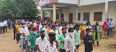 ತಾಲ್ಲೂಕು ಪಂಚಾಯಿತಿ ಅಧಿಕಾರಿ ಡಿ.ಮೋಹನ್ ಸೆಲ್ಯೂಟ್ ಮಾಡಿ ಮಕ್ಕಳಿಗೆ ಗೌರವ ಸೂಚಿಸಿದರು.