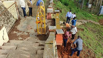 ಕಳೆದ ಮೂರು ದಿನಗಳಿಂದ ನಿರಂತರವಾಗಿ ಮಳೆ ಸುರಿಯುತ್ತಿರುವ ಕಾರಣ ತೇವದ ವಾತಾವರಣವಿದ್ದು 30 ಕಲ್ಲುಗಳು ಕುಸಿದು ಬಿದ್ದಿವೆ.