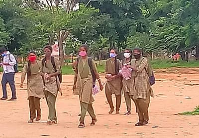 ಪರೀಕ್ಷೆ ಬರೆಯಲು ಆಗಮಿಸುತ್ತಿರುವ ದೃಶ್ಯ