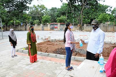 ತುಮಕೂರು; ಎಸ್ಸೆಸ್ಸೆಲ್ಸಿ ಪರೀಕ್ಷಾ ಕೇಂದ್ರಕ್ಕೆ ಬಂದ ವಿದ್ಯಾರ್ಥಿಗಳನ್ನು ಥರ್ಮಲ್ ಸ್ಕ್ಯಾನಿಂಗ್ ಮಾಡಿ ಒಳಗಡೆ ಬಿಡಲಾಯಿತು.