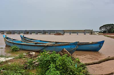 ಮಂಗಳೂರು ಹೊರವಲಯದ ಅಡ್ಯಾರ್‌ ಕಟ್ಟೆಯಿಂದ ಪಾವೂರಿಗೆ ಸಂಪರ್ಕ ಕಲ್ಪಿಸುವ ಸೇತುವೆ ಕಾಮಗಾರಿ ನಿಧಾನ. (ಪ್ರಜಾವಾಣಿ ಚಿತ್ರ/ಇರ್ಷಾದ್‌ ಮಹಮ್ಮದ್‌)