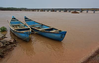 ಘಟ್ಟ ಪ್ರದೇಶದಲ್ಲಿ ಮಳೆ ಹೆಚ್ಚಾದಾಗ ನೇತ್ರಾವತಿ ನದಿಯಲ್ಲಿ ನೀರಿನ ಪ್ರಮಾಣ ಹೆಚ್ಚಳವಾದರೆ ಪಾವೂರು ಹೋಗುವ ಜನರಿಗೆ ದೋಣಿ ಸಂಪರ್ಕವೂ ಸಿಗುವುದಿಲ್ಲ. (ಪ್ರಜಾವಾಣಿ ಚಿತ್ರ/ಇರ್ಷಾದ್‌ ಮಹಮ್ಮದ್‌)