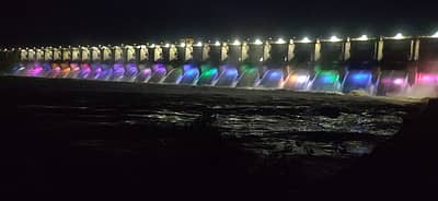 ಜಲಾಶಯಕ್ಕೆ ವಿದ್ಯುತ್ ದೀಪಗಳನ್ನು ಅಳವಡಿಸಲಾಗಿದೆ.