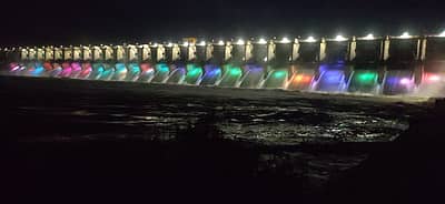 ಜಲಾಶಯಕ್ಕೆ ವಿದ್ಯುತ್ ದೀಪಗಳನ್ನು ಅಳವಡಿಸಲಾಗಿದೆ.