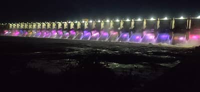 ಧುಮ್ಮಕ್ಕುವ ಜಲಧಾರೆಗೆ ಜಗಮಗಿಸುವ ವಿದ್ಯುತ್ ದೀಪಗಳನ್ನು ಅಳವಡಿಸಲಾಗಿದೆ.