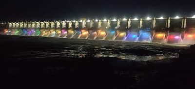 ಧುಮ್ಮಕ್ಕುವ ಜಲಧಾರೆಗೆ ಜಗಮಗಿಸುವ ವಿದ್ಯುತ್ ದೀಪಗಳನ್ನು ಅಳವಡಿಸಲಾಗಿದೆ.