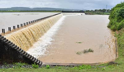 ಧಾರವಾಡ ಜಿಲ್ಲೆಯ ದೊಡ್ಡ ಕೆರೆ ನೀರಸಾಗರ ಜಲಾಶಯ ತುಂಬಿ ಕೋಡಿ ಬಿದ್ದಿದ್ದು, ಸಣ್ಣ ಜಲಪಾತದಂತೆ ಗೋಚರಿಸಿ ಜನರನ್ನು ಆಕರ್ಷಿಸುತ್ತಿದೆ. 