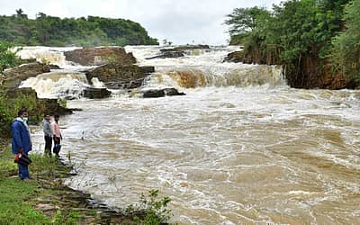 ಧಾರವಾಡ ಜಿಲ್ಲೆಯ ದೊಡ್ಡ ಕೆರೆ ನೀರಸಾಗರ ಜಲಾಶಯ ತುಂಬಿ ಕೋಡಿ ಬಿದ್ದಿದ್ದು, ಸಣ್ಣ ಜಲಪಾತದಂತೆ ಗೋಚರಿಸಿ ಜನರನ್ನು ಆಕರ್ಷಿಸುತ್ತಿದೆ. 