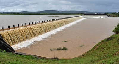 ಧಾರವಾಡ ಜಿಲ್ಲೆಯ ದೊಡ್ಡ ಕೆರೆ ನೀರಸಾಗರ ಜಲಾಶಯ ತುಂಬಿ ಕೋಡಿ ಬಿದ್ದಿದ್ದು, ಸಣ್ಣ ಜಲಪಾತದಂತೆ ಗೋಚರಿಸಿ ಜನರನ್ನು ಆಕರ್ಷಿಸುತ್ತಿದೆ. 