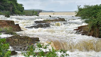 ಧಾರವಾಡ ಜಿಲ್ಲೆಯ ದೊಡ್ಡ ಕೆರೆ ನೀರಸಾಗರ ಜಲಾಶಯ ತುಂಬಿ ಕೋಡಿ ಬಿದ್ದಿದ್ದು, ಸಣ್ಣ ಜಲಪಾತದಂತೆ ಗೋಚರಿಸಿ ಜನರನ್ನು ಆಕರ್ಷಿಸುತ್ತಿದೆ. 