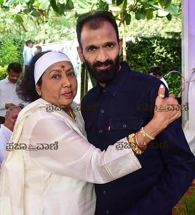 ಹಿರಿಯ ನಟಿ ಜಯಂತಿ ಮತ್ತು ರಾಘವೇಂದ್ರ ರಾಜ್‌ಕುಮಾರ್‌ ಆತ್ಮೀಯ ಕ್ಣಣ–ಪ್ರಜಾವಾಣಿ ಚಿತ್ರ