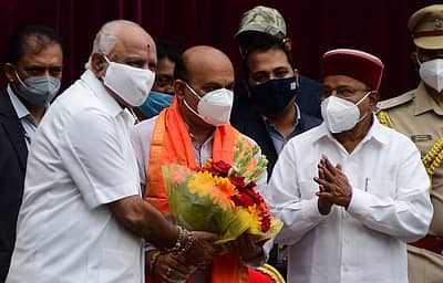 ಬಸವರಾಜ ಬೊಮ್ಮಾಯಿಗೆ ನಿರ್ಗಮಿತ ಮುಖ್ಯಮಂತ್ರಿ ಬಿ.ಸ್.ಯಡಿಯೂರಪ್ಪ ಅಭಿನಂದನೆ ಸಲ್ಲಿಸಿದರು