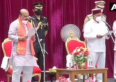 ಪ್ರಮಾಣವಚನ ಸ್ವೀಕರಿಸುತ್ತಿರುವ ಬಸವರಾಜ ಬೊಮ್ಮಾಯಿ