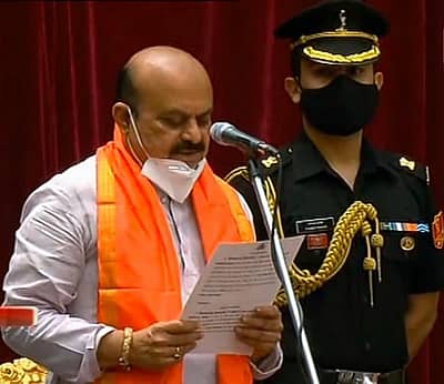 ಪ್ರಮಾಣವಚನ ಸ್ವೀಕರಿಸುತ್ತಿರುವ ಬಸವರಾಜ ಬೊಮ್ಮಾಯಿ