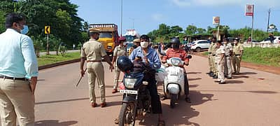ಗಡಿಭಾಗದ ತಲಪಾಡಿಯಲ್ಲಿ ಪೊಲೀಸರು ತಪಾಸಣೆ ನಡೆಸಿದರು.