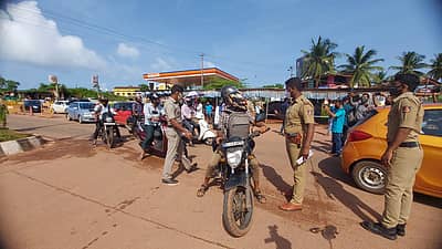 ಗಡಿಭಾಗದ ತಲಪಾಡಿಯಲ್ಲಿ ಪೊಲೀಸರು ತಪಾಸಣೆ ನಡೆಸಿದರು.