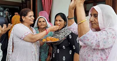 ಪಾಣಿಪತ್‌ನಲ್ಲಿ ನೀರಜ್ ಮನೆಯಲ್ಲಿ ಸಿಹಿ ವಿತರಿಸಿ ಸಂಭ್ರಮ