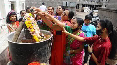 ವಿಜಯಪುರ ನಗರದಲ್ಲಿ ನಾಗರ ಪಂಚಮಿ ಅಂಗವಾಗಿ ನಾಗರ ಕಲ್ಲಿಗೆ ಮಹಿಳೆಯರು ಹಾಲಿನ ಅಭಿಷೇಕ ಮಾಡಿ, ಪೂಜೆ ಸಲ್ಲಿಸಿದರು.