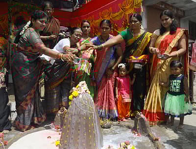 ವಿಜಯಪುರ ನಗರದಲ್ಲಿ ನಾಗರ ಪಂಚಮಿ ಅಂಗವಾಗಿ ನಾಗರ ಕಲ್ಲಿಗೆ ಮಹಿಳೆಯರು ಹಾಲಿನ ಅಭಿಷೇಕ ಮಾಡಿ, ಪೂಜೆ ಸಲ್ಲಿಸಿದರು.