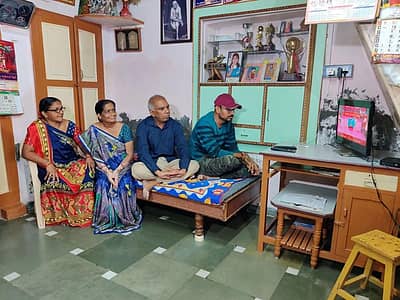 ತವರಿನಲ್ಲಿ ಭಾವಿನಾ ಸ್ಪರ್ಧೆಯನ್ನು ವೀಕ್ಷಿಸುತ್ತಿರುವ ಕುಟುಂಬದ ಸದಸ್ಯರು