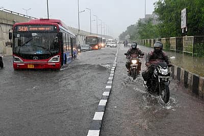 ತಗ್ಗು ಪ್ರದೇಶಗಳಲ್ಲಿ ನೀರು ತುಂಬಿಕೊಂಡಿದೆ.