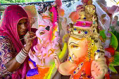 ಅಮೃತಸರದಲ್ಲಿ ಗಣೇಶ ಮೂರ್ತಿಗೆ ಅಂತಿಮ ಸ್ಪರ್ಶ ನೀಡುತ್ತಿರುವ ಕಲಾವಿದೆ: ಪಿಟಿಐ ಚಿತ್ರ
