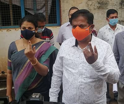 ಶಾಸಕ ಅಭಯ ಪಾಟೀಲ ಪತ್ನಿ ಪ್ರೀತಿ ಅವರೊಂದಿಗೆ.