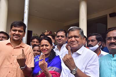 ಶಾಸಕ ಜಗದೀಶ ಶೆಟ್ಟರ್, ಪತ್ನಿ ಶಿಲ್ಪಾ ಹಾಗೂ ಪುತ್ರ ಸಂಕಲ್ಪ ಶೆಟ್ಟರ್