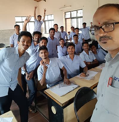ದಿನೇಶ್ ನಾಯಕ್, ದೇಶಪಾಂಡೆ ಖಾಸಗಿ ಐಟಿಐ ಹಳಿಯಾಳ, ಉತ್ತರ ಕನ್ನಡ