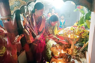 ಚಾಮರಾಜನಗರದ ವೀರಭದ್ರ ಸ್ವಾಮಿ ದೇವಸ್ಥಾನದಲ್ಲಿ ಗೌರಿ ಹಬ್ಬದ ಪ್ರಯುಕ್ತ ಮಹಿಳೆಯರು ಗೌರಿ ಪೂಜೆ ಮಾಡಿದರು.