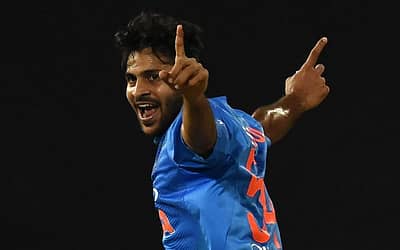 ಕಾಯ್ದಿರಿಸಿದ ಆಟಗಾರರು: 2. ಶಾರ್ದೂಲ್ ಠಾಕೂರ್